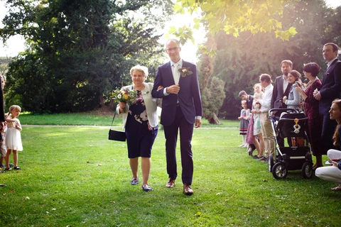 Maminka vede syna k obřadu, park Choltice